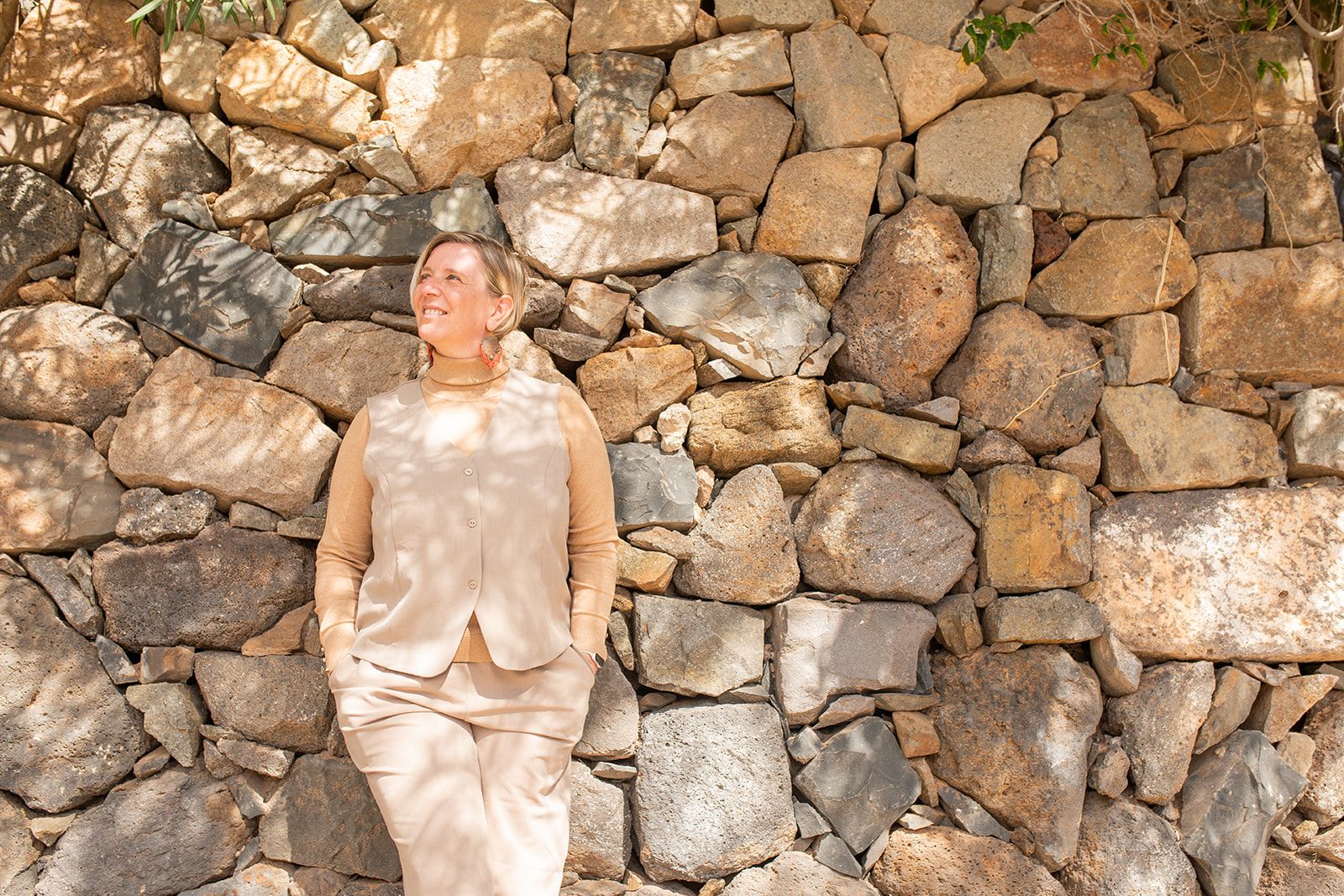 Dr. Mandy Zimmermann an einer Natursteinmauer