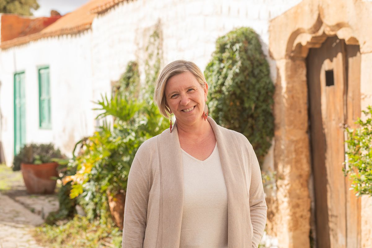 Dr. Mandy Zimmermann vor einem alten Haus auf Fuerteventura