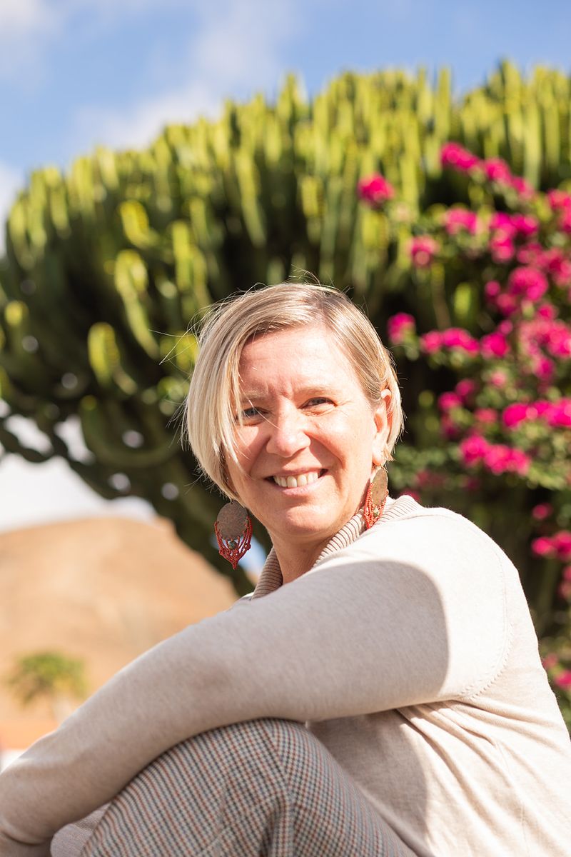 Dr. Mandy Zimmermann vor Kaktus und Bougainvillea