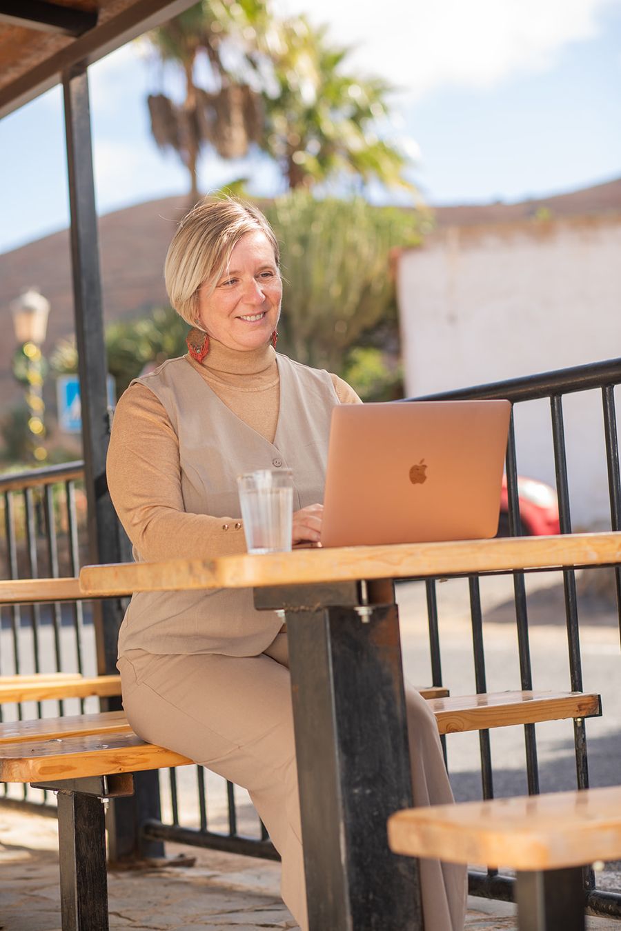 Dr. Mandy Zimmermann trabajando con el portátil en una terraza