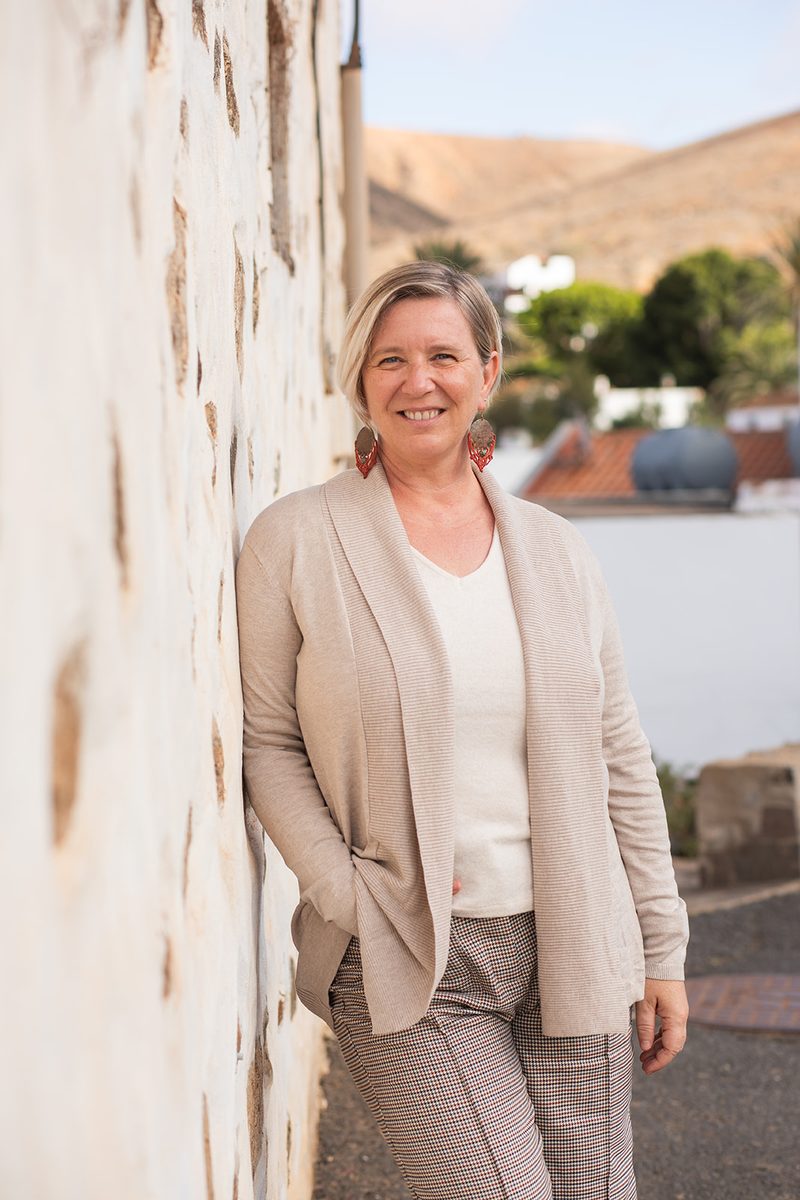 Dr. Mandy Zimmermann an einer Steinmauer auf Fuerteventura